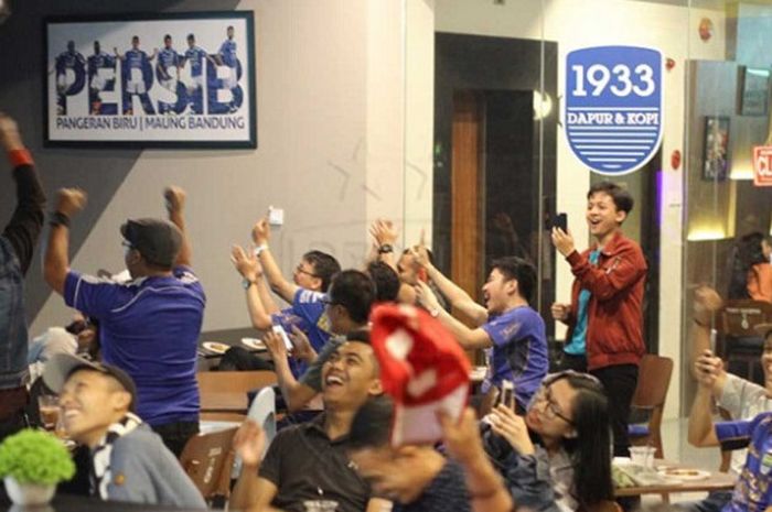 Ratusan bobotoh ramaikan acara nobar Persib Vs PSM Makassar di dapur 1933 & Kopi, Rabu (23/5/2018) 