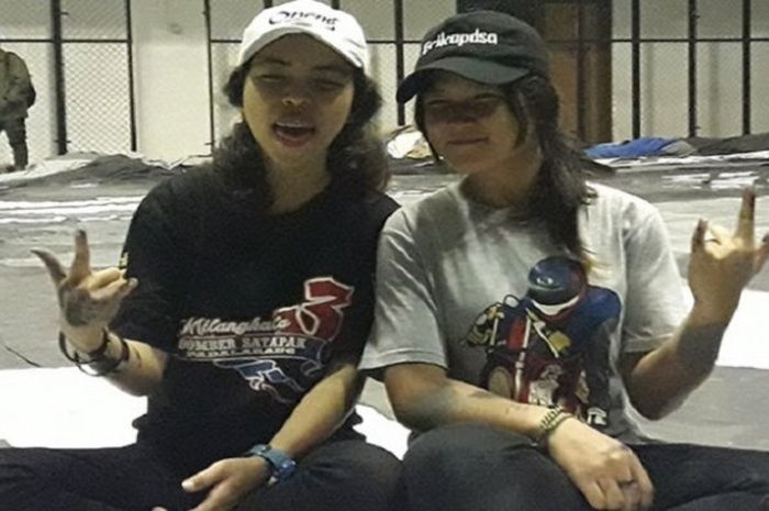Dua bobotoh cantik yang turut serta dalam pembuatan mega koreografi 3D untuk Persib Bandung. Onong (kiri) dan Erika (kanan)