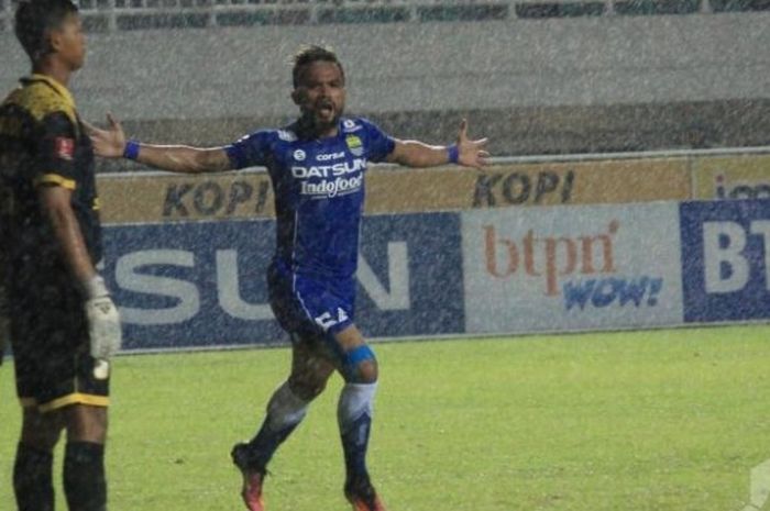 Selebrasi winger Persib, Zulham Zamrun seusai mencetak gol ke gawang Barito Putera di Stadion Pakansari, Cibinong, Kab Bogor, Sabtu (13/8/2016) malam. 