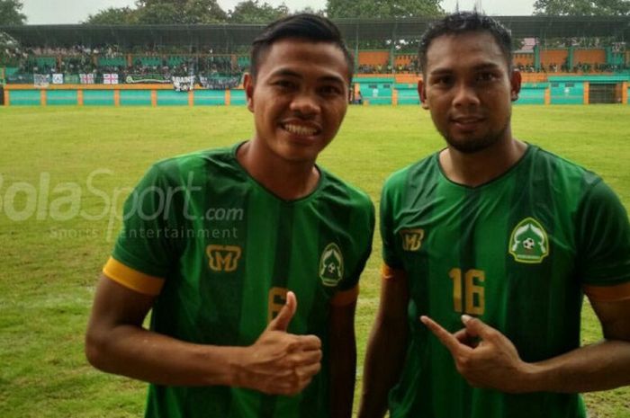 Dua pemain asli Bogor, Asep Berlian (kiri) dan Saepulloh Maulana (kanan), ikut memeriahkan ulang tahun Persikabo Bogor yang ke-44. Mereka berstatus sebagai pemain undangan Persikabo melawan Bogor FC, di Stadion Mini Cibinong, Kabupaten Bogor, Sabtu (16/12/2017).