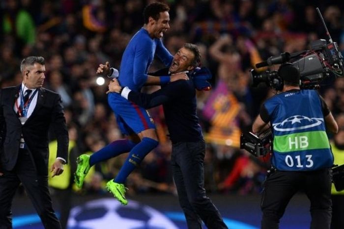 Pelatih FC Barcelona, Luis Enrique, memeluk penyerang Neymar Jr. dalam partai Liga Champions kontra Paris Saint-Germain di Camp Nou, Barcelona, 8 Maret 2017.