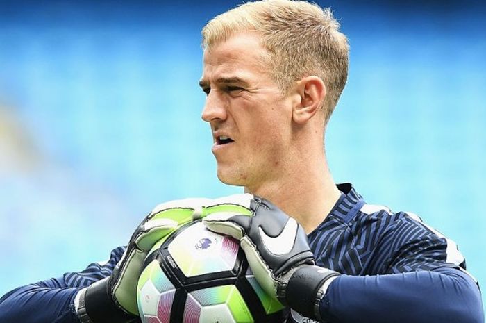 Joe Hart melakukan pemanasan menjelang laga Premier League antara Manchester City dan West Ham United di Stadion Etihad, Manchester, 28 Agustus 2016.