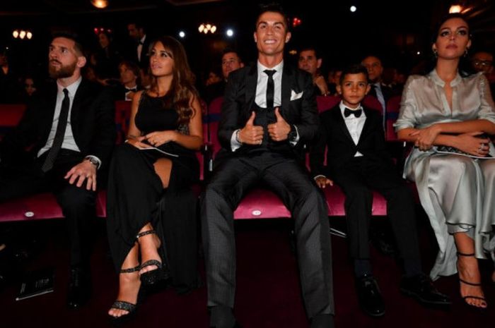 Cristiano Ronaldo duduk di antara istri Lionel Messi, Antonella Rocuzzo dan kekasihnya Georgina Rodriguez dalam ajang FIFA Football Awards 2017, Selasa (24/10/2017) dini hari WIB di London, Inggris.