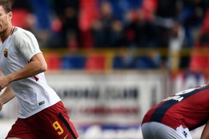 Edin Dzeko merayakan gol untuk AS Roma ke gawang Bologna dalam partai Liga Italia di Stadion Renato Dall'Ara, 31 Maret 2018.