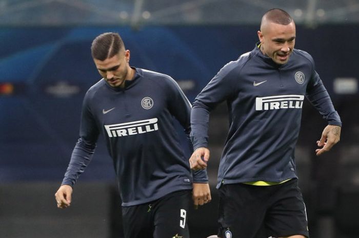 Pemain Inter Milan, Mauro Icardi (kiri) dan Radja Nainggolan, melakukan pemanasan sebelum dimulainya laga Grup B Liga Champions melawan FC Barcelona di Stadion Giuseppe Meazza, Milan, Italia pada 6 November 2018.