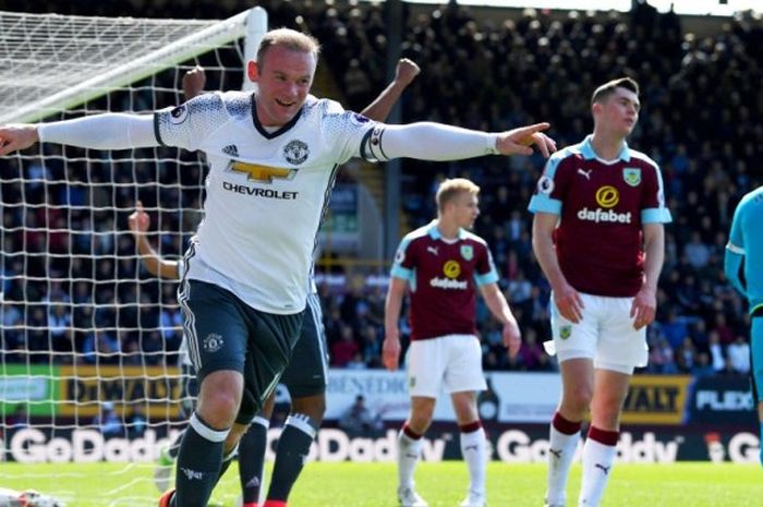 Selebrasi kapten Manchester United, Wayne Rooney, seusai mencetak gol ke gawang Burnley dalam pertandingan Liga Inggris 2016-2017 di Stadion Turf Moor, Burnley, Inggris, pada Minggu (23/4/2017).