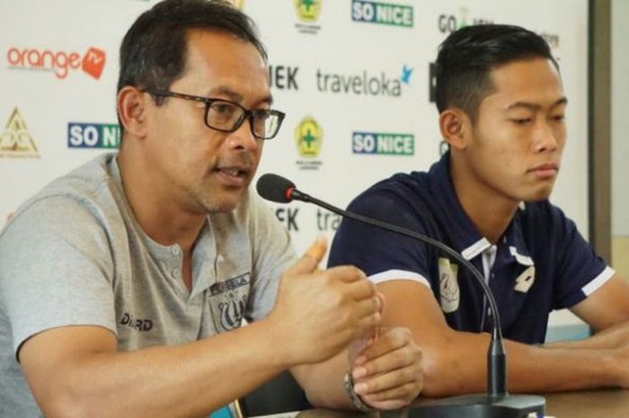 Pelatih Persela Lamongan, Aji Santoso (kiri) bersama pemainnya Birrul Walidan saat jumpa pers laga kandang timnya kontra Persib Bandung di Sekretariat Persela, Sabtu (20/10/2017).