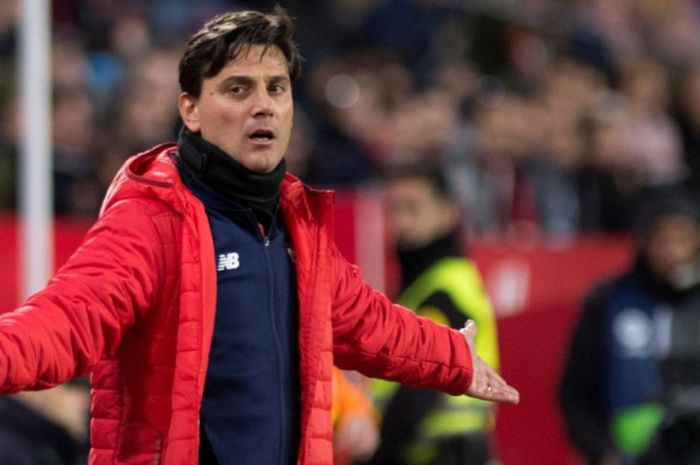 Reaksi pelatih Sevilla, Vincenzo Montella, dalam partai Liga Spanyol lawan Barcelona di Camp Nou, 28 Januari 2018.