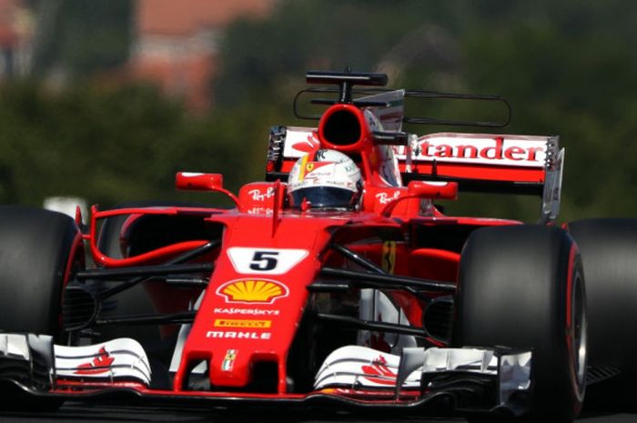 Pebalap Ferrari dari Jerman, Sebastian Vettel, saat menjalani sesi latihan bebas ketiga GP Hungaria di Hungaroring, Budapest, Sabtu (29/7/2017).