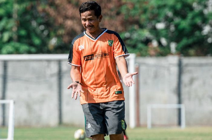  Djadjang Nurdjaman saat memimpin sesi latihan Persebaya Surabaya di lapangan Karanggayam pada Kamis