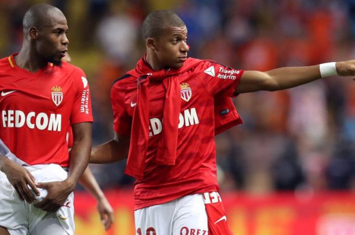 Penyerang AS Monaco, Kylian Mbappe (kanan) dan bek Djibril Sidibe, bereaksi setelah laga Liga Prancis, Monaco vs Marseille usai pada 27 Agustus 2017 di Stade Louis II, Monako.