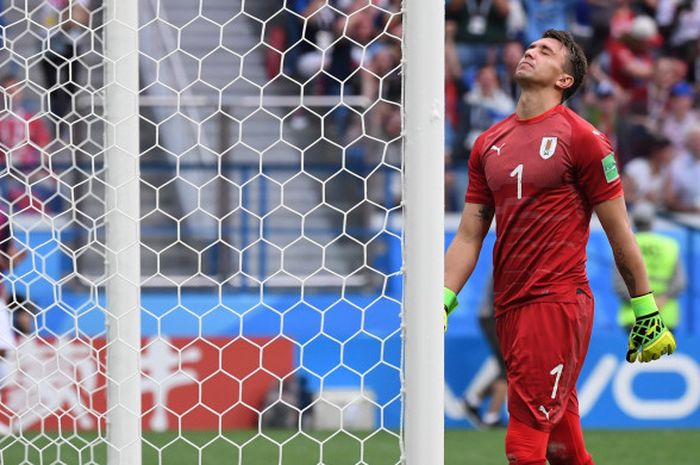 Reaksi kiper timnas Uruguay, Fernando Muslera, setelah melakukan kesalahan yang berujung pada gol kedua Prancis dalam pertandingan babak 16 besar Piala Dunia 2018 di Nizhny Novgorod, 6 Juli 2018.