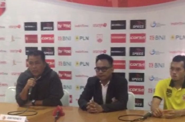 Wawancara pelatih Semen Padang, Syafrianto Rusli usai laga melawan Persis Solo, Senin (23/4/2018).