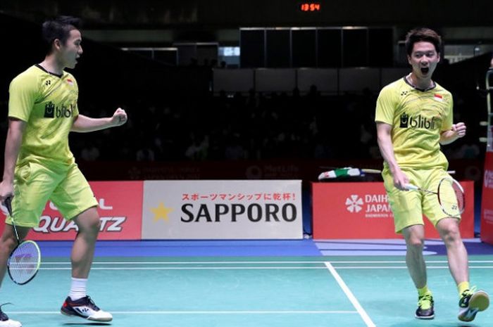 Pasangan ganda putra Indonesia, Marcus Fernaldi Gideon/Kevin Sanjaya Sukamuljo, meluapkan kegembiraan saat memenangi laga final Jepang Terbuka 2017, di Tokyo Metropolitano Gymnasium, Minggu (24/9/2017).