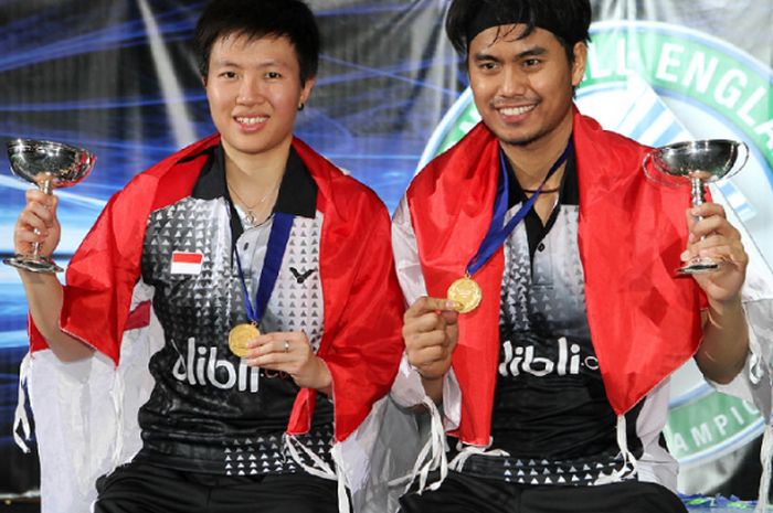 Tontowi Ahmad (kanan) dan Liliyana Natsir ketika juara di All England 2014