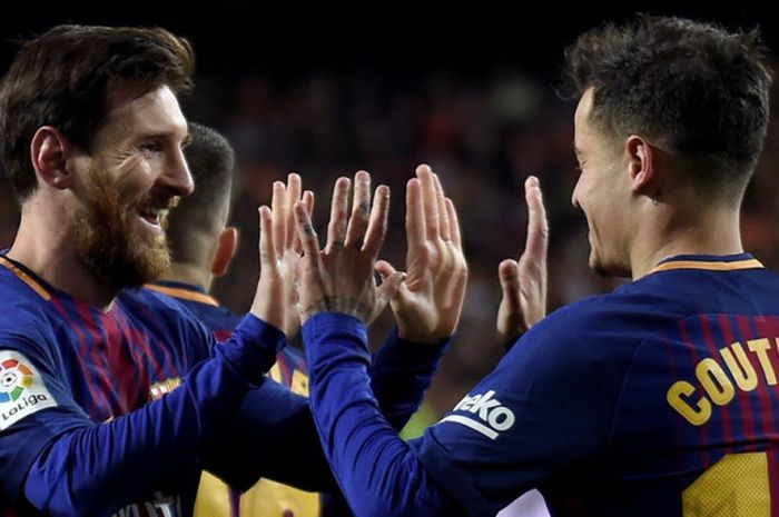 Gelandang FC Barcelona, Philippe Coutinho (kanan), merayakan golnya bersama Lionel Messi dalam laga leg kedua semifinal Copa del Rey kontra Valencia di Stadion Mestalla, Valencia, Spanyol, pada 8 Februari 2018.