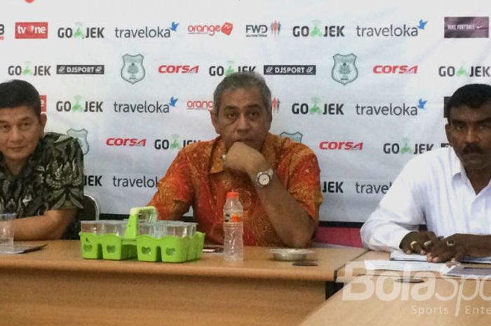 Kodrat Shah (tengah) saat menjawab pertanyaan wartawan usai rapat internal pengurus PSMS Medan.