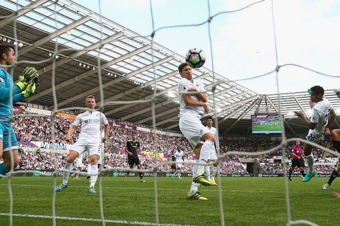 Striker Chelsea, Diego Costa, mencetak gol keduanya ke gawang Swansea pada laga Premier League di Liberty Stadium di Swansea, Wales, pada 11 September 2016.
