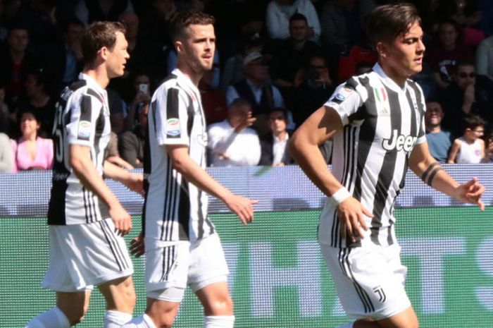 Striker Juventus, Paulo Dybala (kanan), saat merayakan salah satu gol yang berhasil ia cetak ke gawang Benevento dalam pertandingan Liga Italia 2017-2018 di Stadion Ciro Vigorito, Benevento, Italia, pada Sabtu (7/4/2018).