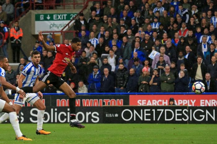 Striker Manchester United, Marcus Rashford, mencetak gol ke gawang Huddersfield Town via sundulan dalam laga Liga Inggris di Stadion John Smith's, Huddersfield, pada 21 Oktober 2017.