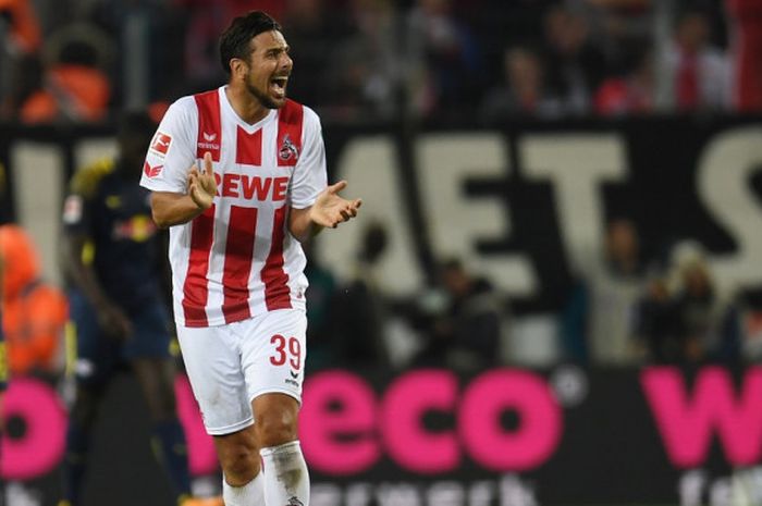 Striker FC Koeln, Claudio Pizarro, dalam laga Liga Jerman kontra RB Leipzig, 1 Oktober 2017.