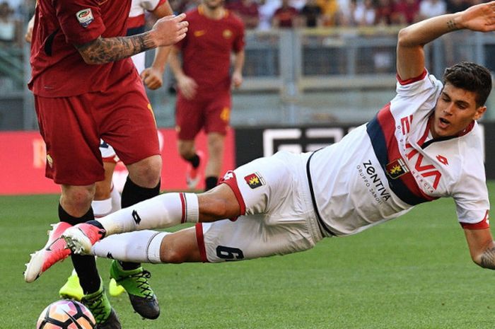 Striker muda Genoa, Pietro Pellegri, terjatuh oleh terjangan pemain AS Roma, Daniele De Rossi dalam pertandingan Liga Italia 2016-2017 di Stadio Olimpico, Roma, Italia, pada 28 Mei 2017.