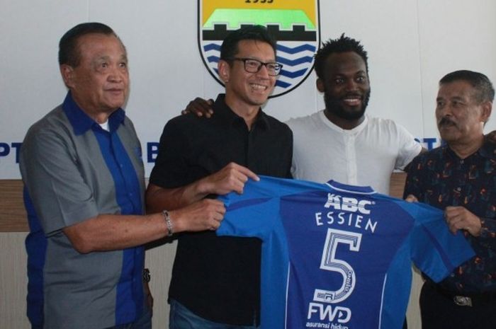 Manajemen Persib Bandung memperkenalkan mantan pemain Chelsea, Michael Essien, ‎kepada wartawan sebelum perayaan ulang tahun Persib ke-84 di Graha Persib, Jalan Sulanjana, Kota Bandung, Selasa (14/3/2017).