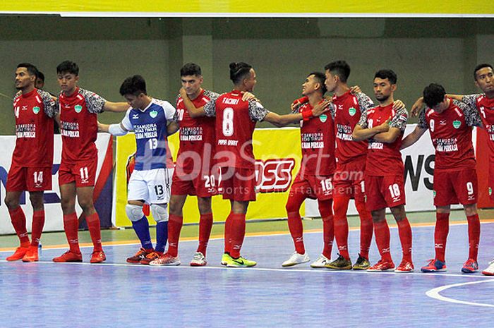 Pemain Permata Indah Manokwari berfoto menjelang dimulainya laga perebutan tempat ketiga Pro Futsal League melawan Black Steel Manokwari di GOR UNY, Yogyakarta, Minggu (6/5/2018).