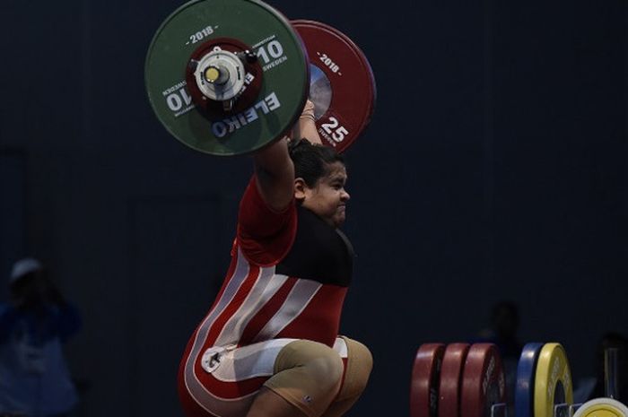 Lifter Indonesia Nurul Akmal melakukan angkatan snatch pada nomor angkat besi putri +75 kg 18th Asia