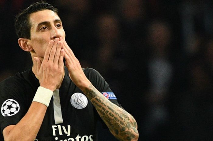 Winger PSG, Angel Di Maria, melakukan selebrasi seusai menjebol gawnag Napoli dalam partai Liga Cham