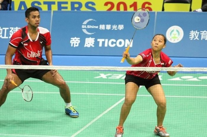 Pasangan ganda campuran Indonesia, Edi Subaktiar/Richi Puspita Dili, sedang mengembalikan kok ketika menghadapi Hsu Jen Hao/Yu Chien Hui (Taiwan) pada babak pertama Taiwan Terbuka. Edi/Richi menang 11-9, 11-3, 11-6 di Hsing Chuang Gymnasium, Rabu (12/10/2016).