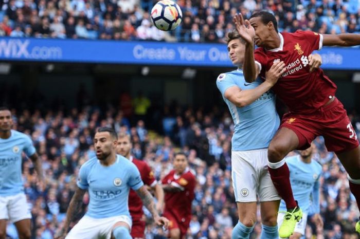 Bek Liverpool, Joel Matip, berduel dengan pemain Manchester City, John Stones, pada laga Liga Inggris di Stadion Etihad, Manchester, 9 September 2017