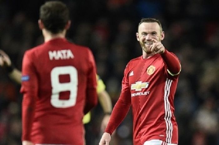 Wayne Rooney saat masih berkostum Manchester United dan Juan Mata merayakan gol ke gawang Feyenoord pada pertandingan Liga Europa di Old Trafford, Kamis (24/11/2016). 