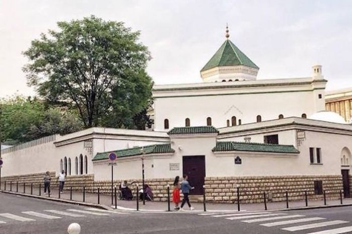 Grand Mosque de Paris selalu penuh saat berbuka puasa. 