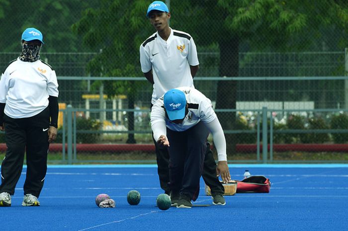 Atlet lawn bowls Indonesia untuk Asian Para Games 2018 sedang menjalani sesi latihan di Lapangan Hoki Gelora Bung Karno, Senayan, Jakarta, Jumat (21/9/2018).