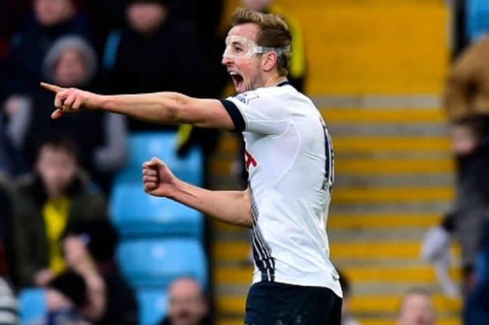 Striker Tottenham, Harry Kane, merayakan golnya ke gawang Aston Villa pada laga EPL di Villa Park (13/3).