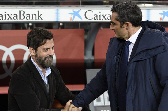 Pelatih FC Barcelona, Ernesto Valverde (kanan), menyapa pelatih Espanyol, Quique Sanchez Flores, dalam laga leg kedua perempat final Copa del Rey di Stadion Camp Nou, Barcelona, pada 25 Januari 2018.