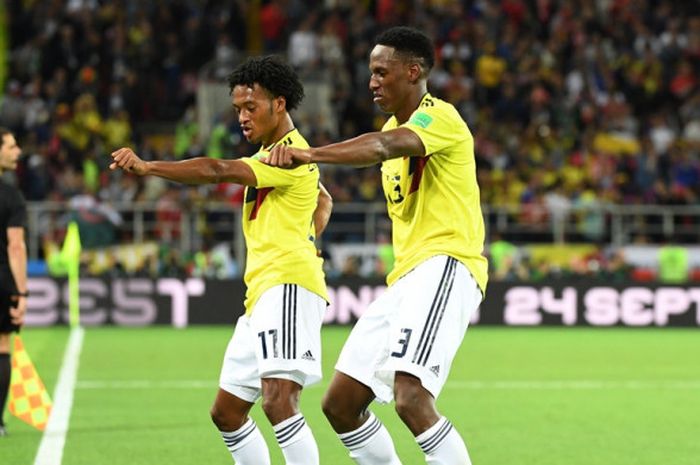 Bek Kolombia, Yerry Mina (kanan), merayakan gol yang dicetak bersama Juan Cuadrado dalam laga babak 16 besar Piala Dunia 2018 kontra Inggris di Spartak Stadium, Moskow, Rusia pada 3 Juli 2018.