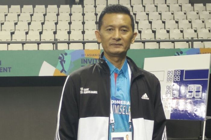Pelatih tim bola voli Indonesia 2, Samsul Jais,  berpose seusai laga semifinal melawan Jepang pada test event Asian Games 2018 yang berlangsung di Tennis Indoor, Senayan, Jakarta, Rabu (14/2/2018).