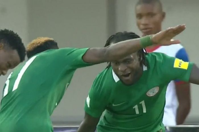 Penggawa timnas Nigeria, Victor Moses berselebrasi dengan rekan setimnya usai membobol gawang Kamerun dalam babak kualifikasi Piala Dunia 2018, Jumat (1/9/2017).