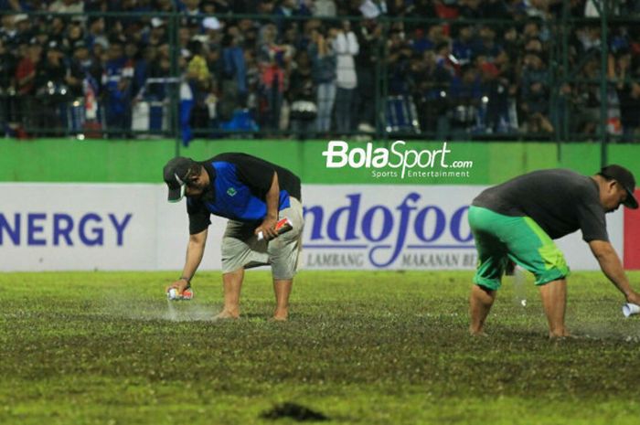 Petugas tengah menyemprot ulang garis putih di Stadion Gajayana, Malang, Sabtu (20/1/2018). 