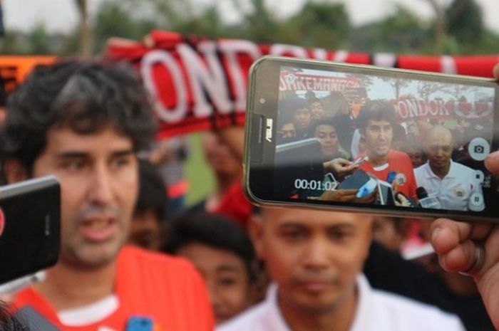 Pelatih Persija Jakarta, Stefano Cugurra, memberikan pernyataan kepada wartawan seusai memimpin sesi latihan Persija di POR Sawangan, Depok, Sabtu (21/1/2017) sore WIB.