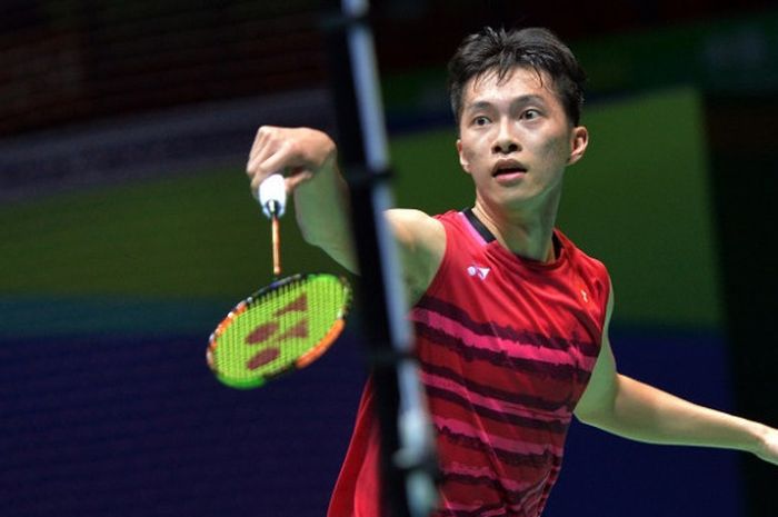 Pebulu tangkis tunggal putra Hong Kong, mengembalikan kok ke arah Chen Long (China) pada babak perempat final Kejuaraan Asia 2017, Jumat (28/4/2017).