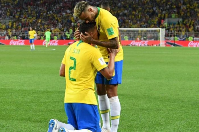 Neymar memberikan selamat kepada Thiago Silva seusai mencetak gol timnas Brasil ke gawang Serbia dalam partai Grup E Piala Dunia 2018 di Stadion Spartak, Moskow, 27 Juni 2018.