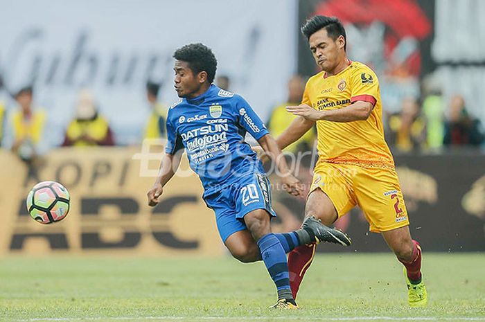 Bek Persela Lamongan, Novan Setya Sasongko (kanan), saat masih memperkuat Sriwijaya FC.