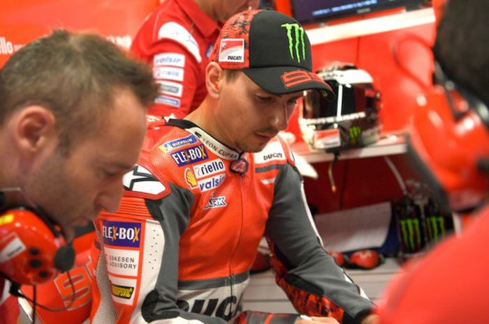 Jorge Lorenzo saat berdiskusi dengan krunya.