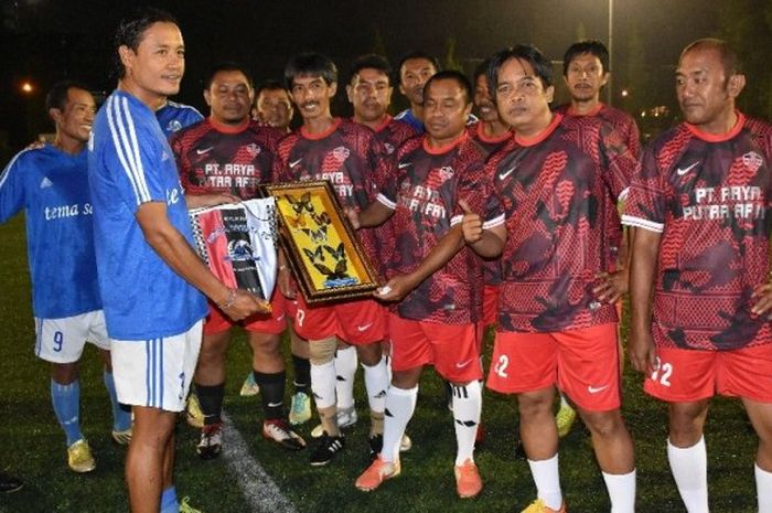 Kapten Veteran Mitra Devata, Bayu Sutha (kiri) bertukar cenderamata dengan para pemain Persim Maros All Star di Lapangan Football Plus UPI, Bandung, Jumat (28/4/2017) malam.
