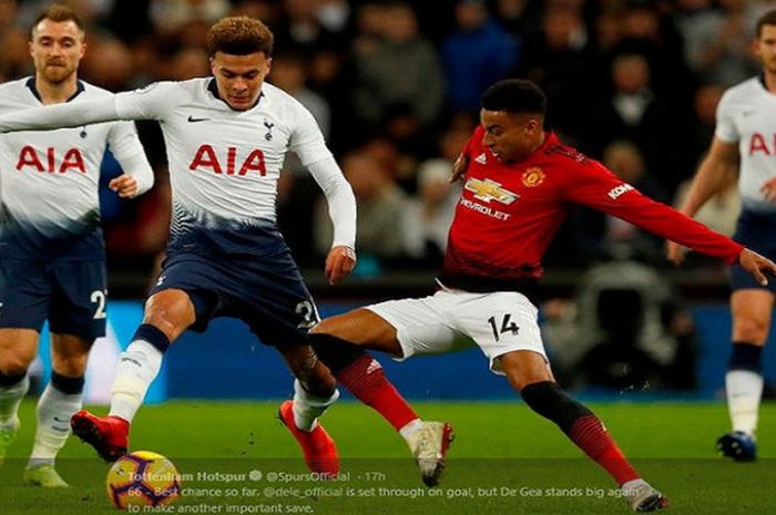 Gelandang Tottenham Hotspur, Dele Alli, berebut bola dengan pemain Manchester United, Jese Lingard, dalam laga pekan ke-22 Liga Inggris di Stadion Wembley, 13 Januari 2019.