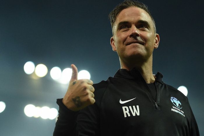 Bintang musik pop Inggris, Robbie Williams, melakukan selebrasi setelah memenangi laga sepak bola pada kegiatan amal England V Soccer Aid World XI untuk Soccer Aid for Unicef di Old Trafford, Manchester, Inggris, 10 Juni 2018.