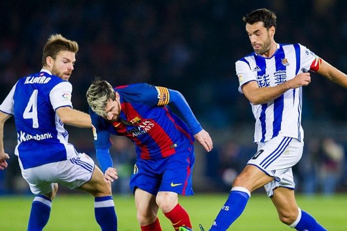 Bintang FC Barcelona, Lionel Messi (tengah), berusaha melewati bek Real Sociedad dalam pertandingan Minggu (27/11/2016)